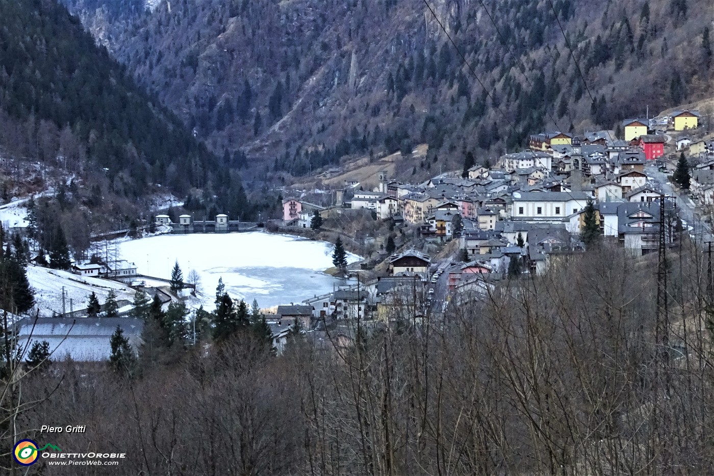 07 Carona d'inverno col suo lago bianco e ghiacciato.JPG